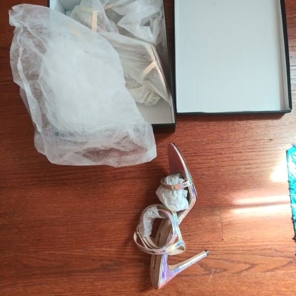 👠 - Picture 3 of 5